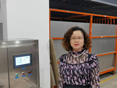 Industrieller Ultraschallreiniger mit einem Tank von Blue Whale